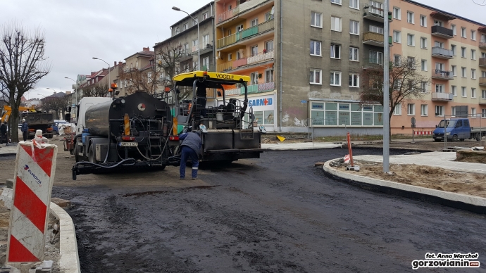 6/15 Wylewanie asfaltu na Borowskiego