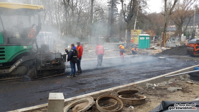 8/15 Wylewanie asfaltu na Borowskiego