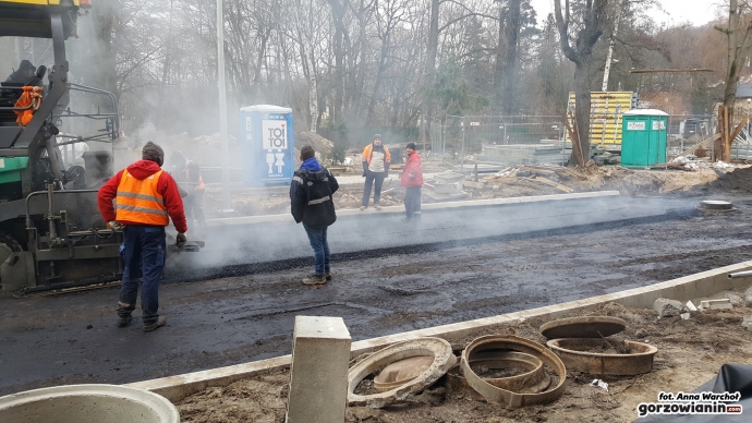 10/15 Wylewanie asfaltu na Borowskiego