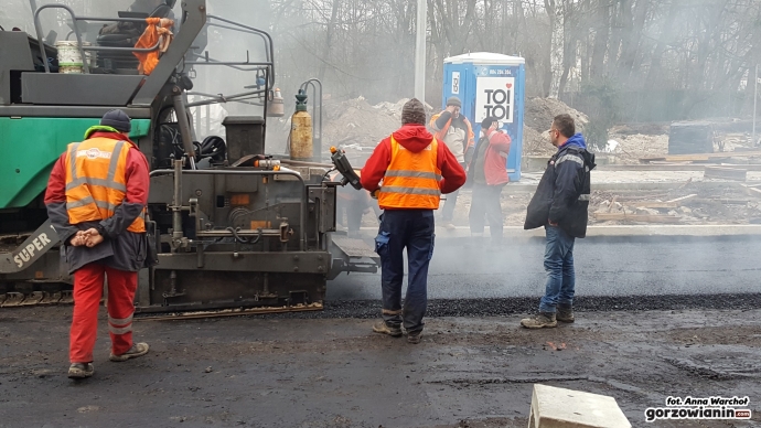 11/15 Wylewanie asfaltu na Borowskiego