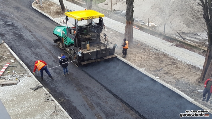 14/15 Wylewanie asfaltu na Borowskiego