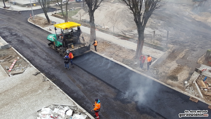 15/15 Wylewanie asfaltu na Borowskiego