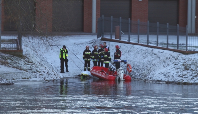 5/5 Zwłoki mężczyzny wyciągnięte z Warty