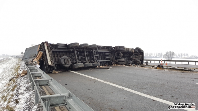 3/12 Przewrócona ciężarówka na S3