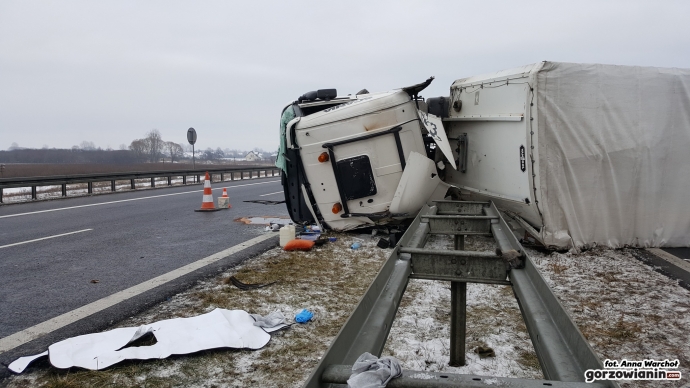 5/12 Przewrócona ciężarówka na S3