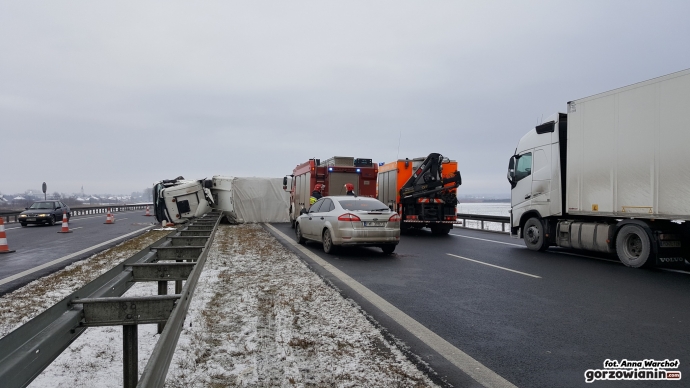 6/12 Przewrócona ciężarówka na S3