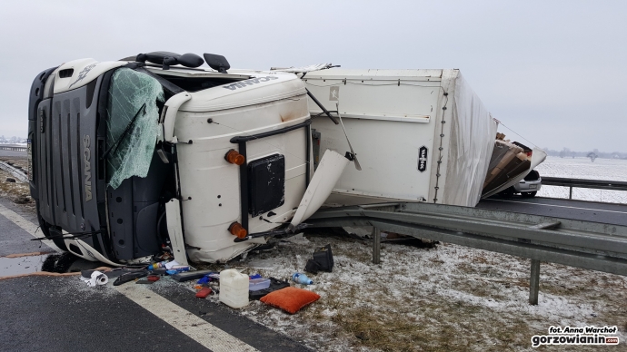 7/12 Przewrócona ciężarówka na S3
