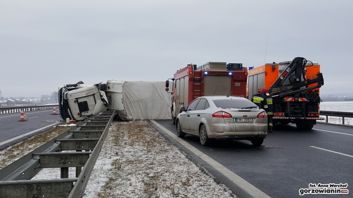 8/12 Przewrócona ciężarówka na S3