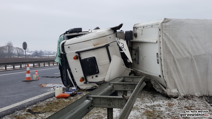 10/12 Przewrócona ciężarówka na S3