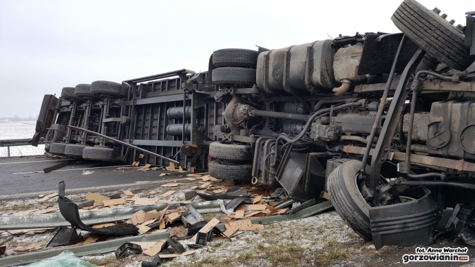 11/12 Przewrócona ciężarówka na S3