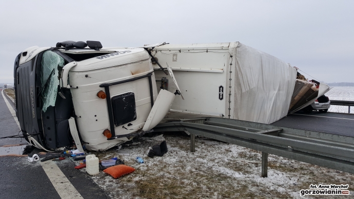 12/12 Przewrócona ciężarówka na S3
