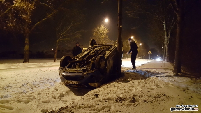 3/4 Auto wylądowało w rowie