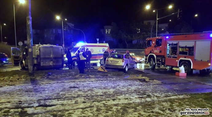 3/11 Roztrzaskany radiowóz na rondzie Solidarności