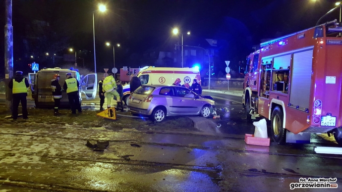 4/11 Roztrzaskany radiowóz na rondzie Solidarności