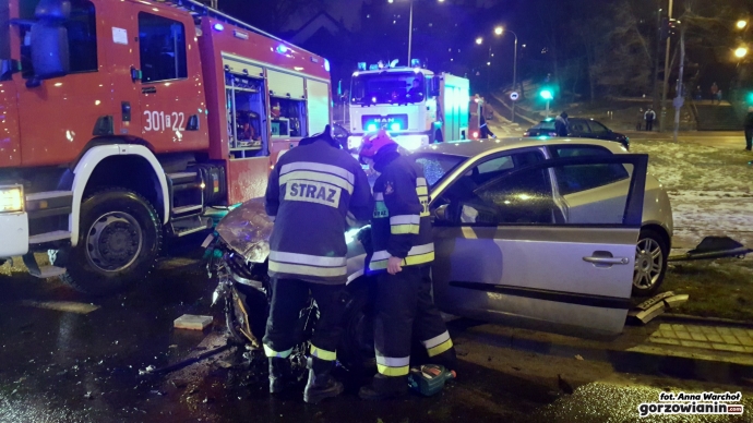 6/11 Roztrzaskany radiowóz na rondzie Solidarności