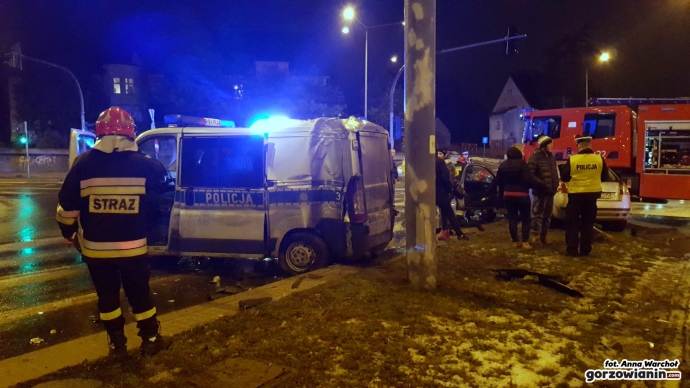 8/11 Roztrzaskany radiowóz na rondzie Solidarności