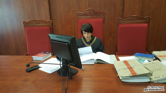 6/8 Rozprawa Mai w sądzie