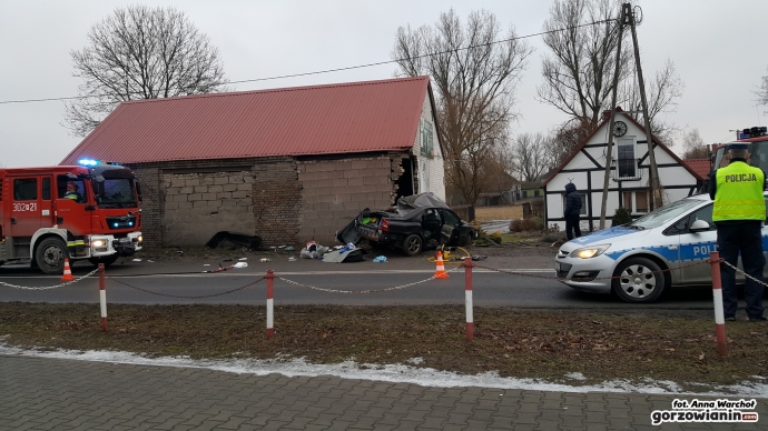 4/9 Volvo wjechało w budynek