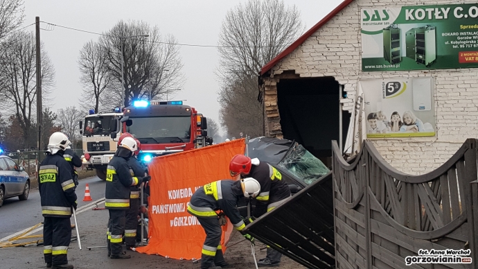 7/9 Volvo wjechało w budynek