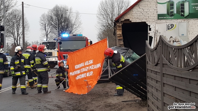 8/9 Volvo wjechało w budynek