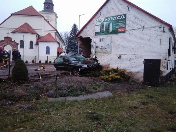 9/9 Volvo wjechało w budynek