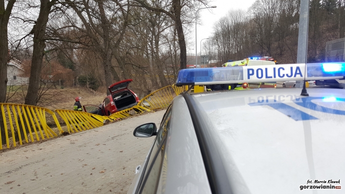 7/9 Przebił barierki i uderzył w drzewo