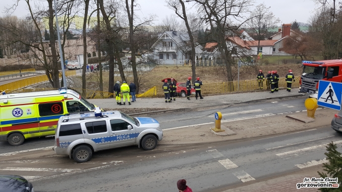 8/9 Przebił barierki i uderzył w drzewo