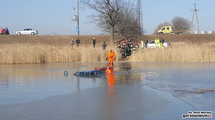3/11 Na Kanale Ulgi załamał się lód pod autem
