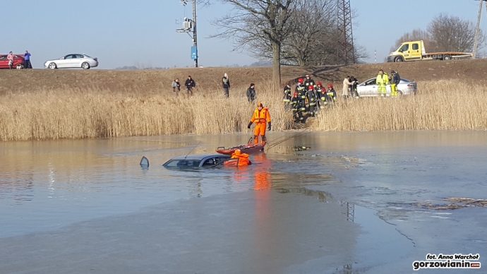 4/11 Na Kanale Ulgi załamał się lód pod autem