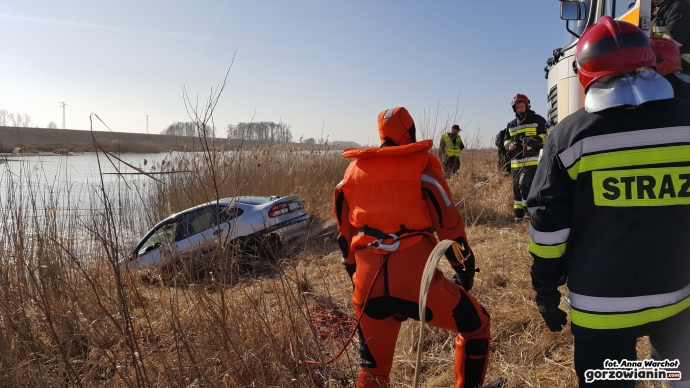 5/11 Na Kanale Ulgi załamał się lód pod autem