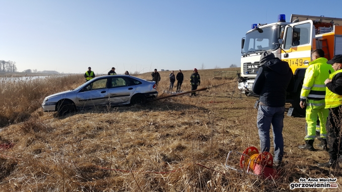 6/11 Na Kanale Ulgi załamał się lód pod autem