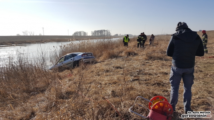 7/11 Na Kanale Ulgi załamał się lód pod autem
