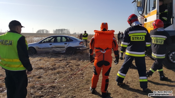 9/11 Na Kanale Ulgi załamał się lód pod autem