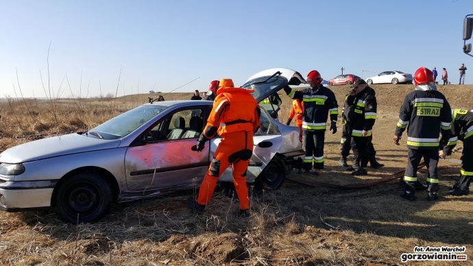10/11 Na Kanale Ulgi załamał się lód pod autem