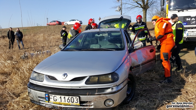 11/11 Na Kanale Ulgi załamał się lód pod autem