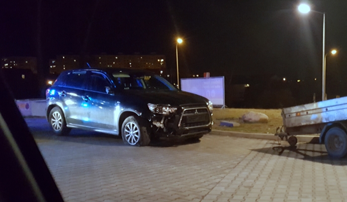 4/4 Pijany kierowca mitsubishi przeleciał przez rondo