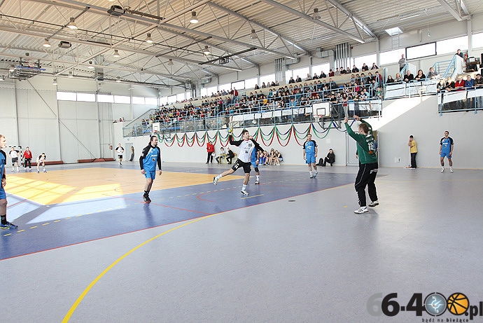 11/42 Mecz pokazowy GSPR w nowo otwartej hali sportowej w Deszcznie