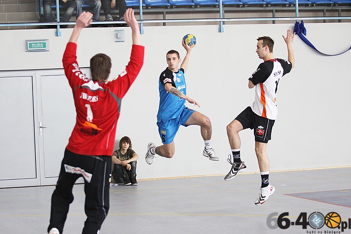 16/42 Mecz pokazowy GSPR w nowo otwartej hali sportowej w Deszcznie