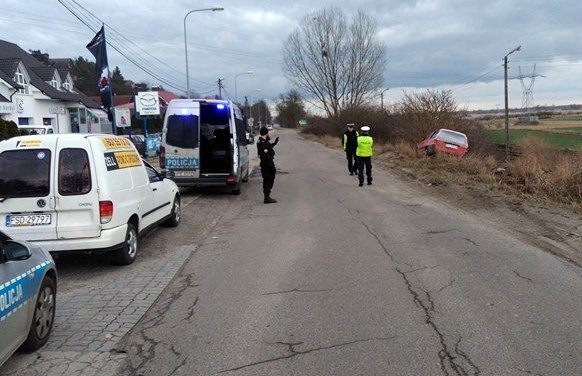 3/3 Po pijaku wjechali do rowu