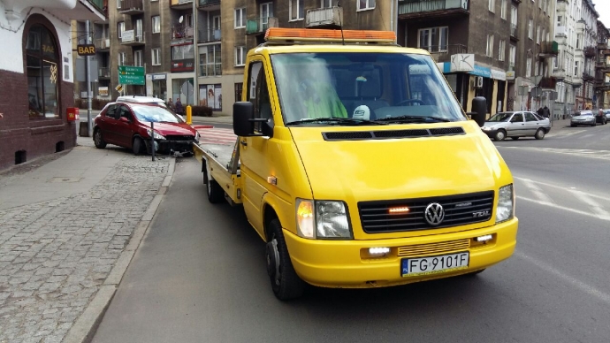 4/4 Auto uderzyło w barierki