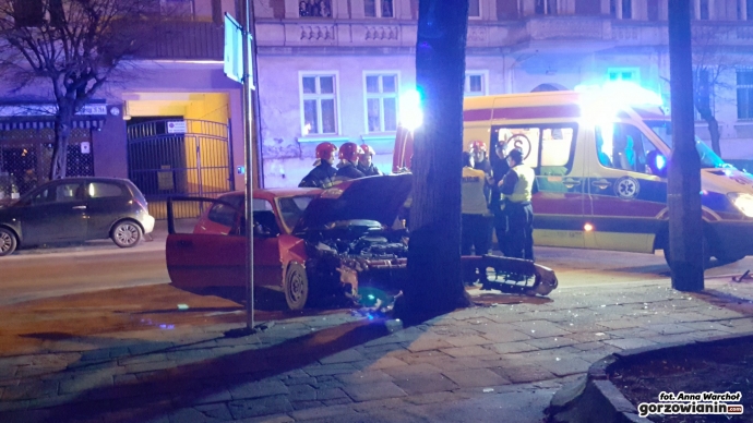 5/9 Honda uderzyła w drzewo