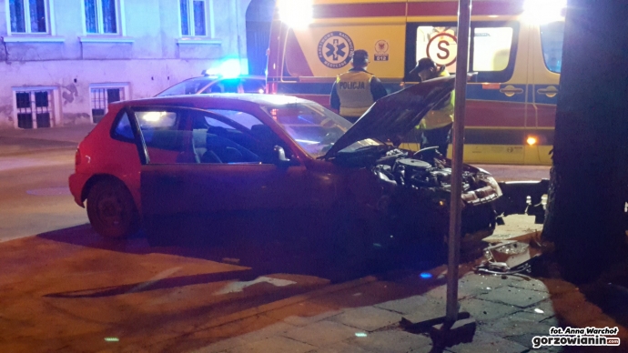 6/9 Honda uderzyła w drzewo