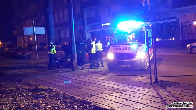 7/9 Honda uderzyła w drzewo