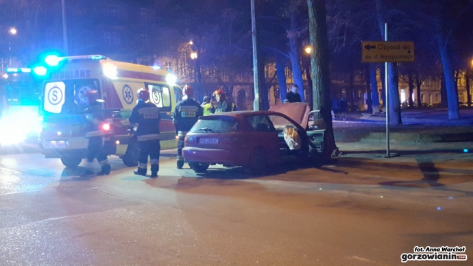 8/9 Honda uderzyła w drzewo