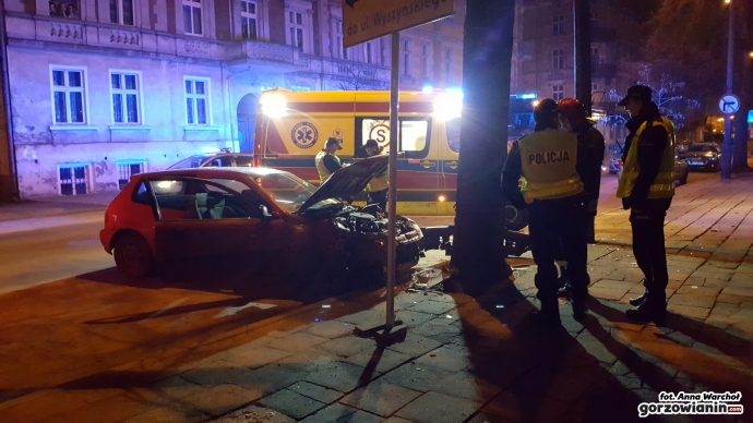 9/9 Honda uderzyła w drzewo