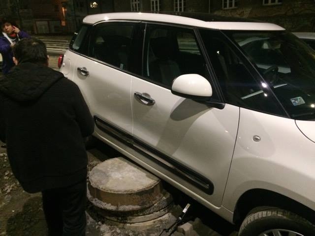 3/4 Fiat utknął na studzience