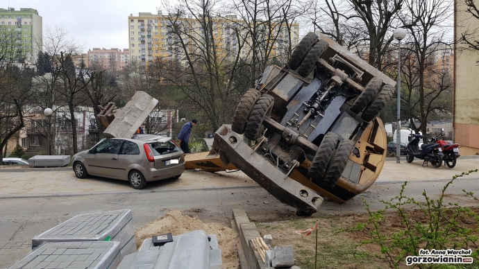 4/16 Koparka rozwaliła forda