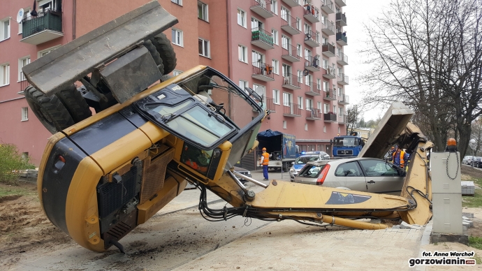 5/16 Koparka rozwaliła forda