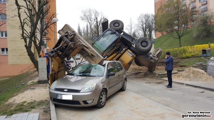 6/16 Koparka rozwaliła forda