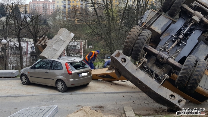 7/16 Koparka rozwaliła forda